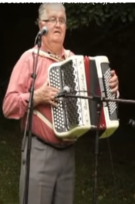Bébert joue de l’accordéon 
